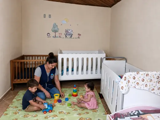 Cuidados e atividade lúdica em quarto infantil preparado